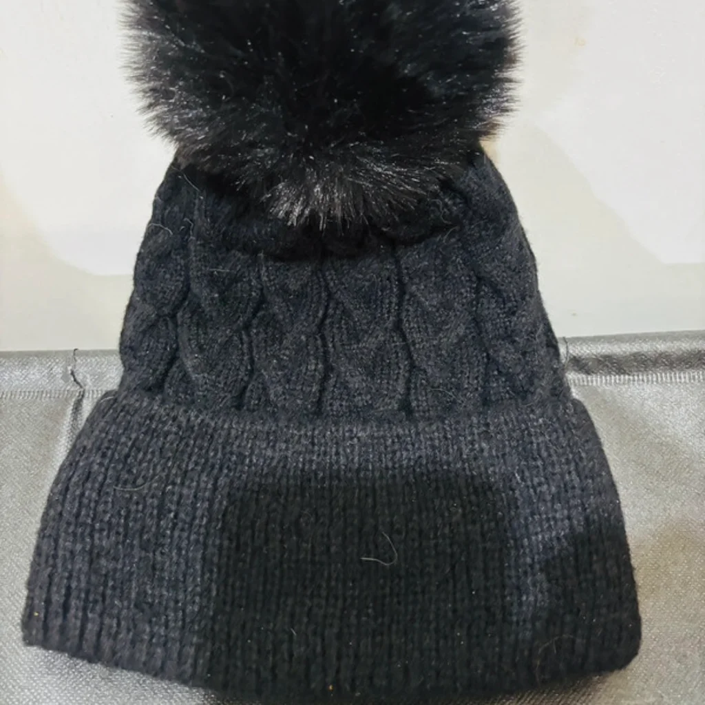 Bonnet avec pompon neuf couleur noir 
